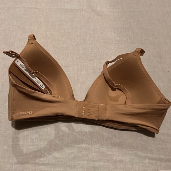 SKIMS Nude Seamless Bra - Picture 2 of 3